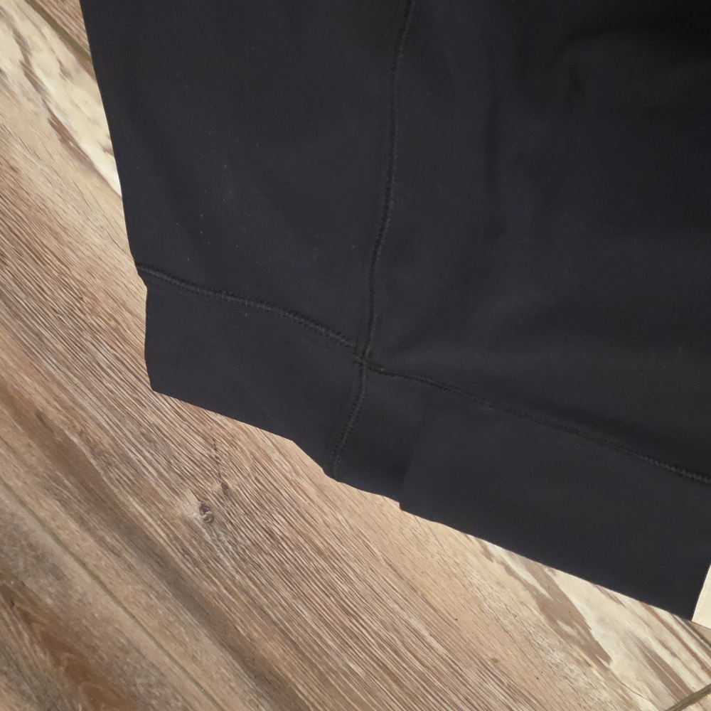 NWT Women's Vuori "Daily Leggings-Short, W/Pockets". Color Black. - Picture 3 of 8